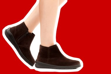 Bayan giysi ayakkabısı. Düşük deri ayakkabılar giyen uzun ince kadın bacağı. Fotokopi alanı olan moda modeli. Klasik ve günlük kıyafet konsepti. Ayrıntılı yakın çekim stüdyo çekimi. Dergi tarzı moda kolajı