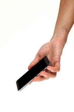 İnsan eli, avucunda boş bir krom ekran olan modern bir akıllı telefonu tutar. Teknoloji ve reklam kavramı. Ayrıntılı yakın çekim stüdyo çekimi soyut beyaz arka planda izole