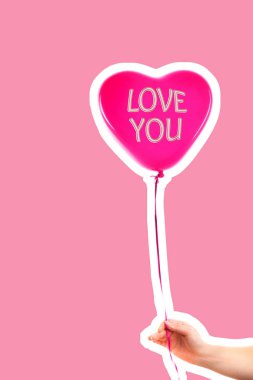 Kadın eli kırmızı kauçuk, şişme kalp şeklinde balon tutuyor. Aşk, ilişki, sevgililer günü ve doğum günü kutlaması konsepti. Boş kopya alanı olan dergi tarzı moda kolajı