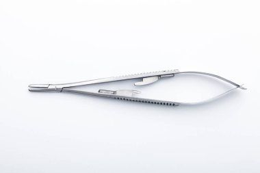 Çelik cerrahi aletler ve laboratuvar ekipmanları beyaz arka planda izole edilmiş. Profesyonel klinik aletleri. Tıbbi, cerrahi, ambulans ve veteriner konsepti. Yumuşak seçici odaklı yakın plan