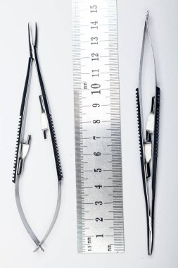 Çelik cerrahi aletler ve laboratuvar ekipmanları beyaz arka planda izole edilmiş. Profesyonel klinik aletleri. Tıbbi, cerrahi, ambulans ve veteriner konsepti. Yumuşak seçici odaklı yakın plan