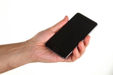 İnsan eli, avucunda boş bir krom ekran olan modern bir akıllı telefonu tutar. Teknoloji ve reklam kavramı. Ayrıntılı yakın çekim stüdyo çekimi soyut beyaz arka planda izole