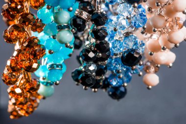 Güzel ve zarif el yapımı mücevher kolye ve renkli parlak boncuklar. Moda ve el işi aksesuarları. Soyut bulanık arkaplan üzerine yumuşak seçici odak ile sanat yakın plan