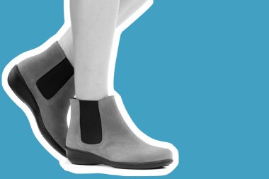 Bayan giysi ayakkabısı. Düşük deri ayakkabılar giyen uzun ince kadın bacağı. Fotokopi alanı olan moda modeli. Klasik ve günlük kıyafet konsepti. Ayrıntılı yakın çekim stüdyo çekimi. Dergi tarzı moda kolajı