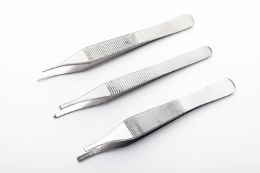 Çelik cerrahi aletler ve laboratuvar ekipmanları beyaz arka planda izole edilmiş. Profesyonel klinik aletleri. Tıbbi, cerrahi, ambulans ve veteriner konsepti. Yumuşak seçici odaklı yakın plan