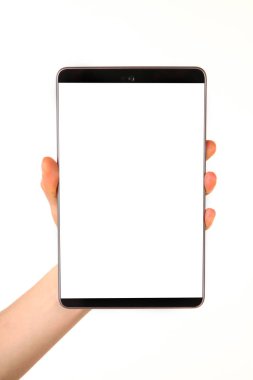 İnsan eli, avucunda boş bir krom ekran olan modern bir akıllı telefonu tutar. Teknoloji ve reklam kavramı. Ayrıntılı yakın çekim stüdyo çekimi soyut beyaz arka planda izole