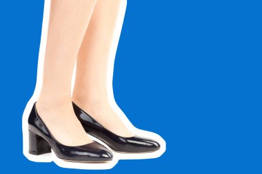 Bayan giysi ayakkabısı. Uzun ince kadın bacakları yüksek topuklu ayakkabı giyiyor. Fotokopi alanı olan moda modeli. Klasik ve günlük kıyafet konsepti. Ayrıntılı yakın çekim stüdyo çekimi. Dergi tarzı moda kolajı
