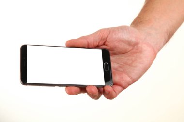 İnsan eli, avucunda boş bir krom ekran olan modern bir akıllı telefonu tutar. Teknoloji ve reklam kavramı. Ayrıntılı yakın çekim stüdyo çekimi soyut beyaz arka planda izole