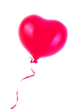 Kadın eli kırmızı kauçuk, şişme kalp şeklinde balon tutuyor. Aşk, ilişki, sevgililer günü ve doğum günü kutlaması konsepti. Stüdyo görüntüsü boş kopya alanı olan bulanık bir arkaplan üzerinde
