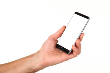 İnsan eli, avucunda boş bir krom ekran olan modern bir akıllı telefonu tutar. Teknoloji ve reklam kavramı. Ayrıntılı yakın çekim stüdyo çekimi soyut beyaz arka planda izole