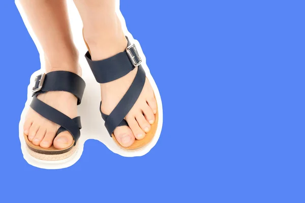 Dames Outfit Schoenen Lange Slanke Vrouwelijke Benen Met Leren Sandalen — Stockfoto