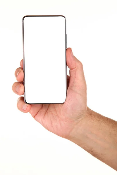 İnsan eli, avucunda boş bir krom ekran olan modern bir akıllı telefonu tutar. Teknoloji ve reklam kavramı. Ayrıntılı yakın çekim stüdyo çekimi soyut beyaz arka planda izole