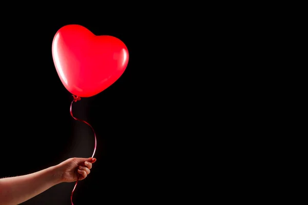 Mão Fêmea Segura Balão Inflável Forma Coração Borracha Vermelha Amor — Fotografia de Stock