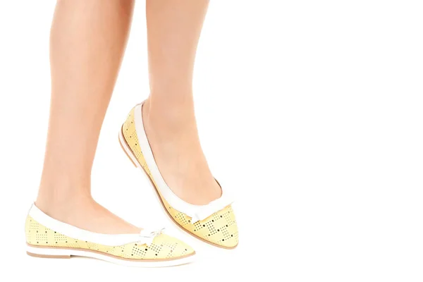 Bayan Giysi Ayakkabısı Düşük Deri Ayakkabılar Giyen Uzun Ince Kadın — Stok fotoğraf