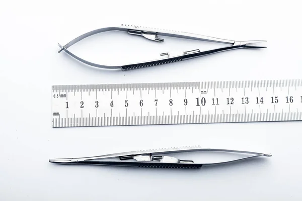 Chirurgische Werkzeuge Und Laborgeräte Aus Stahl Isoliert Auf Weißem Hintergrund — Stockfoto