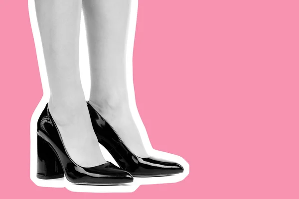 女性の服の履物 かかとの高い靴を履いて長いスリムな女性の足 コピースペースとファッションモックアップ クラシックでカジュアルな服のコンセプト 詳細なクローズアップスタジオショット 雑誌風ファッションコラージュ — ストック写真