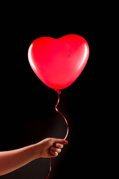 Mão Fêmea Segura Balão Inflável Forma Coração Borracha Vermelha Amor — Fotografia de Stock