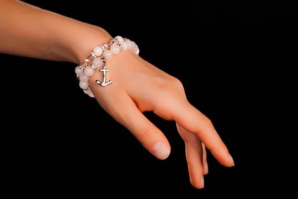 Wunderschönes Elegantes Schmucksteinarmband Mit Farbenfrohen Glänzenden Perlen Entspannten Weiblichen Handgelenk — Stockfoto