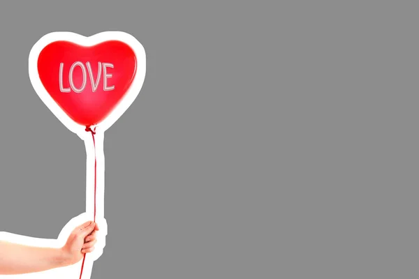 Ženská Ruka Drží Červenou Gumu Nafukovací Balón Tvaru Srdce Láska — Stock fotografie