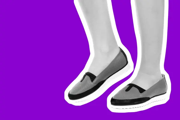 女装鞋袜 穿着低皮鞋的细长女性腿 仿制空间的时尚模型 经典和休闲服装的概念 详细的特写镜头拍摄 杂志风格的时装拼贴 — 图库照片