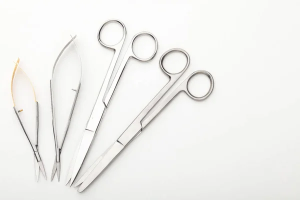Staalchirurgisch Gereedschap Laboratoriumapparatuur Geïsoleerd Een Witte Achtergrond Professionele Kliniek Instrumenten — Stockfoto
