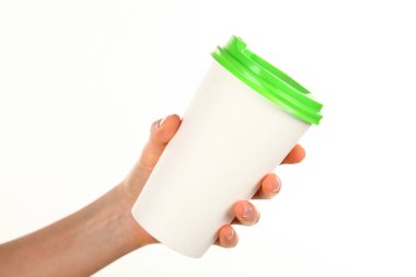 İnsan eli plastik kapaklı boş bir kahve fincanı tutar. Tek kullanımlık fincana çay ya da kahve konsepti. Metin veya logo için yeri ve yeri kopyala. Beyaz bir arkaplanda izole edilmiş