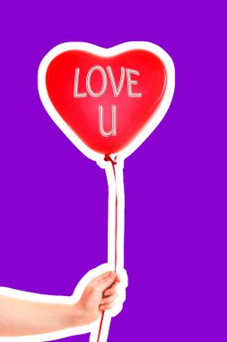 Kadın eli kırmızı kauçuk, şişme kalp şeklinde balon tutuyor. Aşk, ilişki, sevgililer günü ve doğum günü kutlaması konsepti. Boş kopya alanı olan dergi tarzı moda kolajı