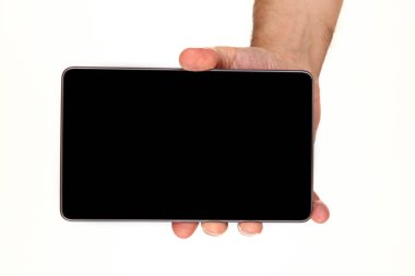 İnsan eli, avucunda boş bir krom ekran olan modern bir akıllı telefonu tutar. Teknoloji ve reklam kavramı. Ayrıntılı yakın çekim stüdyo çekimi soyut beyaz arka planda izole