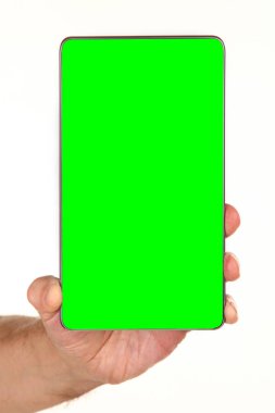 İnsan eli, avucunda boş bir krom ekran olan modern bir akıllı telefonu tutar. Teknoloji ve reklam kavramı. Ayrıntılı yakın çekim stüdyo çekimi soyut beyaz arka planda izole