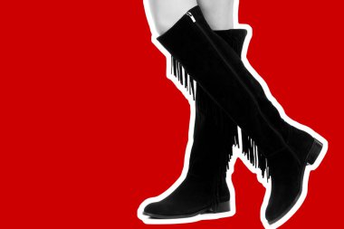 Bayan giysi ayakkabısı. Uzun ince kadın bacakları uzun deri çizmeler giyer. Fotokopi alanı olan moda modeli. Klasik ve günlük kıyafet konsepti. Ayrıntılı yakın çekim stüdyo çekimi. Dergi tarzı moda kolajı