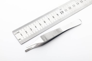 Çelik cerrahi aletler ve laboratuvar ekipmanları beyaz arka planda izole edilmiş. Profesyonel klinik aletleri. Tıbbi, cerrahi, ambulans ve veteriner konsepti. Yumuşak seçici odaklı yakın plan