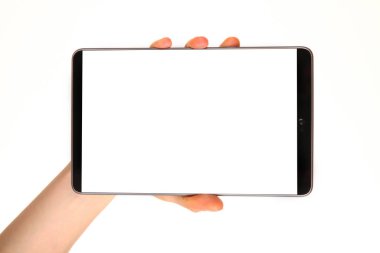 İnsan eli, avucunda boş bir krom ekran olan modern bir akıllı telefonu tutar. Teknoloji ve reklam kavramı. Ayrıntılı yakın çekim stüdyo çekimi soyut beyaz arka planda izole