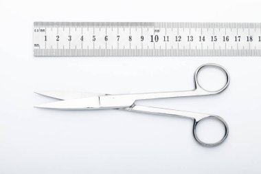 Çelik cerrahi aletler ve laboratuvar ekipmanları beyaz arka planda izole edilmiş. Profesyonel klinik aletleri. Tıbbi, cerrahi, ambulans ve veteriner konsepti. Yumuşak seçici odaklı yakın plan