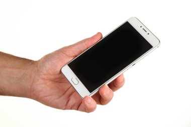 İnsan eli, avucunda boş bir krom ekran olan modern bir akıllı telefonu tutar. Teknoloji ve reklam kavramı. Ayrıntılı yakın çekim stüdyo çekimi soyut beyaz arka planda izole