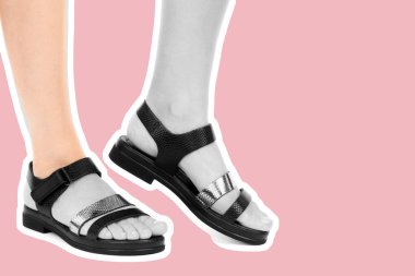 Bayan giysi ayakkabısı. Deri sandalet giyen uzun ince kadın bacakları. Fotokopi alanı olan moda modeli. Klasik ve günlük kıyafet konsepti. Detaylı yakın çekim stüdyo çekimi Magazin tarzı moda kolajı