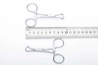 Çelik cerrahi aletler ve laboratuvar ekipmanları beyaz arka planda izole edilmiş. Profesyonel klinik aletleri. Tıbbi, cerrahi, ambulans ve veteriner konsepti. Yumuşak seçici odaklı yakın plan