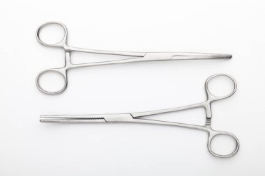 Çelik cerrahi aletler ve laboratuvar ekipmanları beyaz arka planda izole edilmiş. Profesyonel klinik aletleri. Tıbbi, cerrahi, ambulans ve veteriner konsepti. Yumuşak seçici odaklı yakın plan