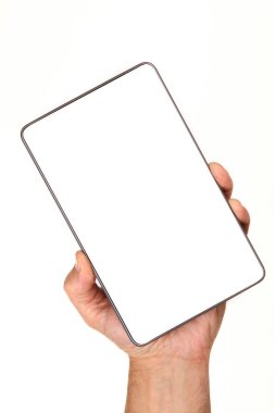 İnsan eli, avucunda boş bir krom ekran olan modern bir akıllı telefonu tutar. Teknoloji ve reklam kavramı. Ayrıntılı yakın çekim stüdyo çekimi soyut beyaz arka planda izole