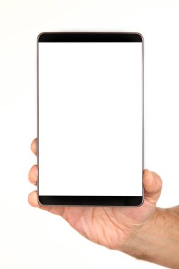 İnsan eli, avucunda boş bir krom ekran olan modern bir akıllı telefonu tutar. Teknoloji ve reklam kavramı. Ayrıntılı yakın çekim stüdyo çekimi soyut beyaz arka planda izole