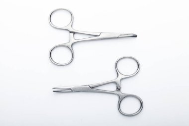 Çelik cerrahi aletler ve laboratuvar ekipmanları beyaz arka planda izole edilmiş. Profesyonel klinik aletleri. Tıbbi, cerrahi, ambulans ve veteriner konsepti. Yumuşak seçici odaklı yakın plan