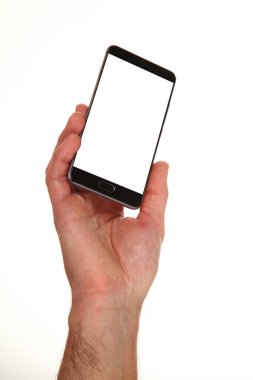 İnsan eli, avucunda boş bir krom ekran olan modern bir akıllı telefonu tutar. Teknoloji ve reklam kavramı. Ayrıntılı yakın çekim stüdyo çekimi soyut beyaz arka planda izole