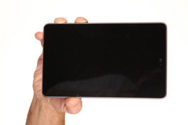 İnsan eli, avucunda boş bir krom ekran olan modern bir akıllı telefonu tutar. Teknoloji ve reklam kavramı. Ayrıntılı yakın çekim stüdyo çekimi soyut beyaz arka planda izole