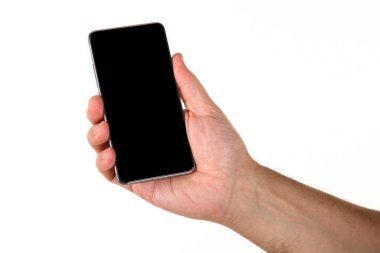İnsan eli, avucunda boş bir krom ekran olan modern bir akıllı telefonu tutar. Teknoloji ve reklam kavramı. Ayrıntılı yakın çekim stüdyo çekimi soyut beyaz arka planda izole