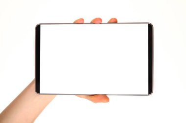 İnsan eli, avucunda boş bir krom ekran olan modern bir akıllı telefonu tutar. Teknoloji ve reklam kavramı. Ayrıntılı yakın çekim stüdyo çekimi soyut beyaz arka planda izole