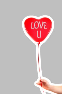 Kadın eli kırmızı kauçuk, şişme kalp şeklinde balon tutuyor. Aşk, ilişki, sevgililer günü ve doğum günü kutlaması konsepti. Boş kopya alanı olan dergi tarzı moda kolajı