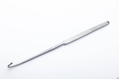 Çelik cerrahi aletler ve laboratuvar ekipmanları beyaz arka planda izole edilmiş. Profesyonel klinik aletleri. Tıbbi, cerrahi, ambulans ve veteriner konsepti. Yumuşak seçici odaklı yakın plan