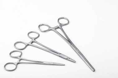 Çelik cerrahi aletler ve laboratuvar ekipmanları beyaz arka planda izole edilmiş. Profesyonel klinik aletleri. Tıbbi, cerrahi, ambulans ve veteriner konsepti. Yumuşak seçici odaklı yakın plan