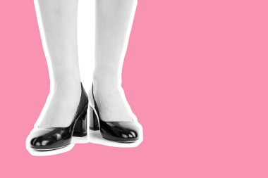 Bayan giysi ayakkabısı. Uzun ince kadın bacakları yüksek topuklu ayakkabı giyer. Fotokopi alanı olan moda modeli. Klasik ve günlük kıyafet konsepti. Ayrıntılı yakın çekim stüdyo çekimi. Dergi tarzı moda kolajı