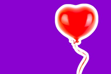 Kırmızı lastik şişme kalp şeklinde balon. Aşk, ilişki, sevgililer günü ve doğum günü kutlaması konsepti. Boş kopya alanı olan dergi tarzı moda kolajı