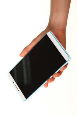 İnsan eli, avucunda boş bir krom ekran olan modern bir akıllı telefonu tutar. Teknoloji ve reklam kavramı. Ayrıntılı yakın çekim stüdyo çekimi soyut beyaz arka planda izole